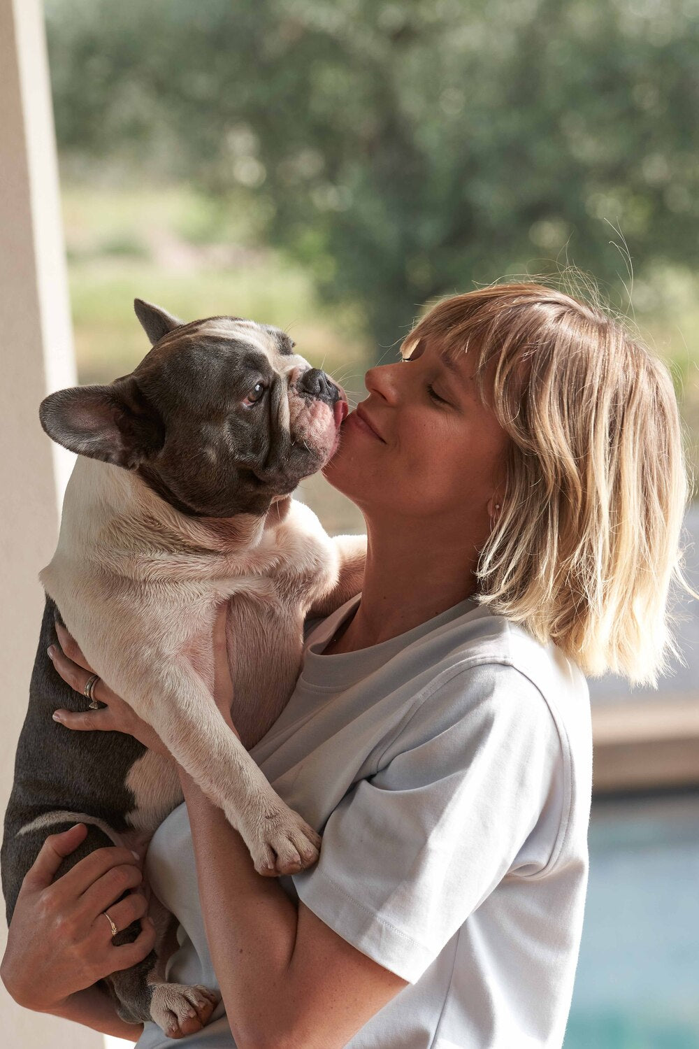 Federica Pellegrini che coccola il suo cane nella nuova campagna Dorelan "La Qualità"