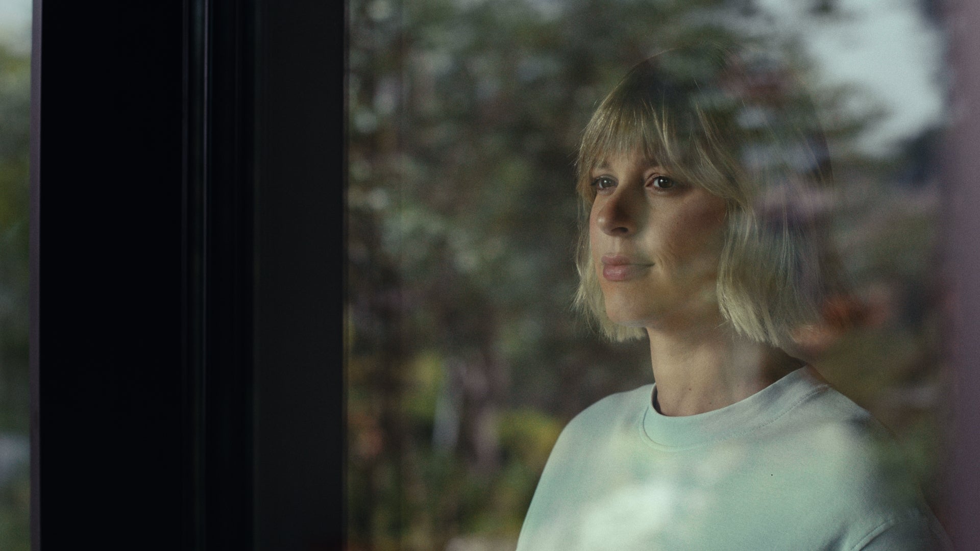 Federica Pellegrini che guarda fuori dalla finestra nella nuova campagna Dorelan "La Qualità"